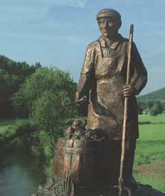 Der steinerne Schneckenzchter auf der Brcke von Indelhausen-Weiler.